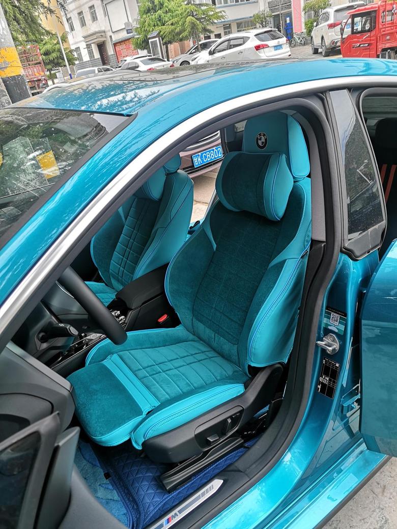 宝马2系始于颜值，终于品质。刚开始确实是被无框车门+海岸蓝的车身颜色吸引了，开起来才感觉操控和动力更给力