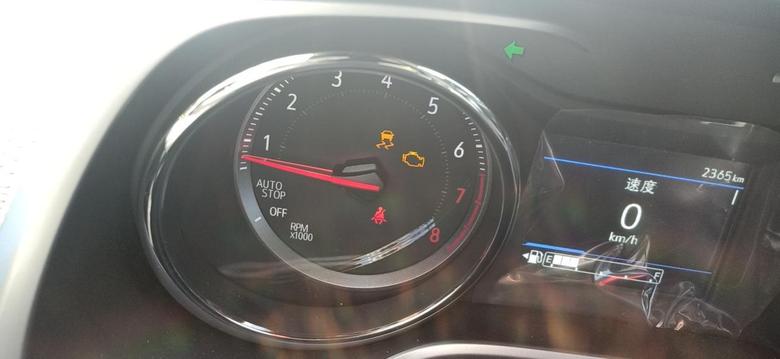 创酷我这个车这两个黄灯显示是什么意思啊才2365公里刚才去银行存点钱出来开走就显示了！起步还显示汽车需要维修图标！有点吓人啊