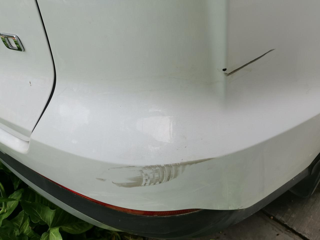 宋pro车友们，这个黑圈是伤到底漆了吗，修复大概要多少钱啊？还有一些小刮痕