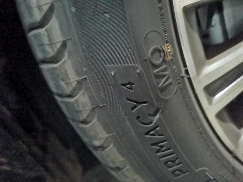 宝马5系phev米其林普通轮胎，前面右侧轮胎侧面被刮到一点口子，需要更换轮胎嘛？
