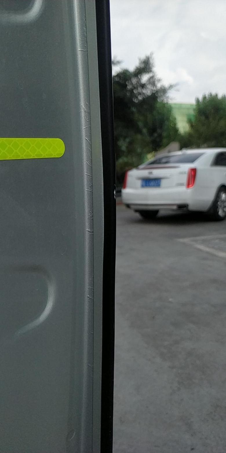 荣威rx5 max主副两扇门都有这种漆纹，有点怕买到运损车重新喷过漆，所以寻问个位去找4S店说的门打胶没处理干净造成的