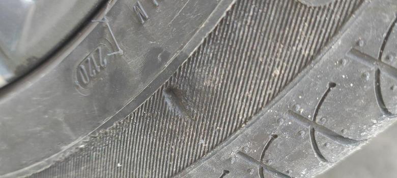 荣威rx5 max轮胎才发现，有个坑，这有影响吗，同志们，头疼