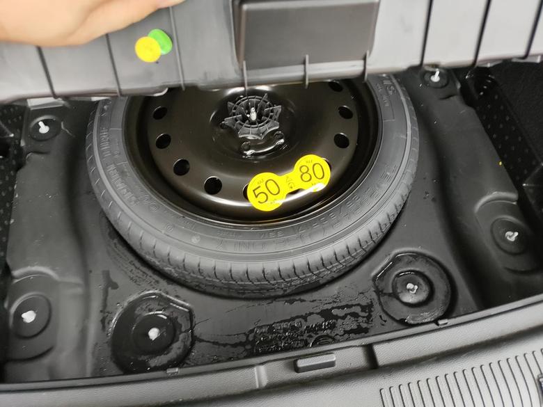 荣威rx5 max20款的RX5MAX有谁发现后备箱放备胎那里有水渗进去吗？