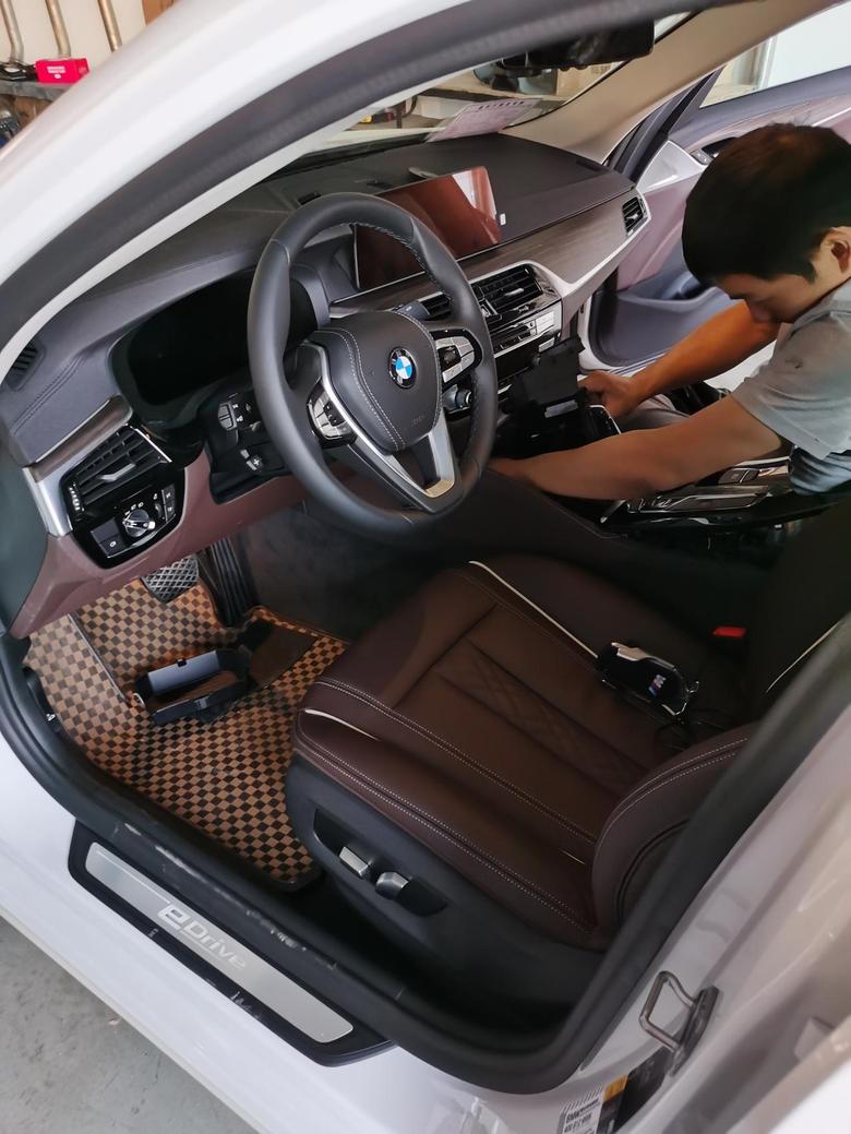 宝马5系phev530le提车第三天小改，增加无线充电和锁车声，自动升窗，迎宾座椅。