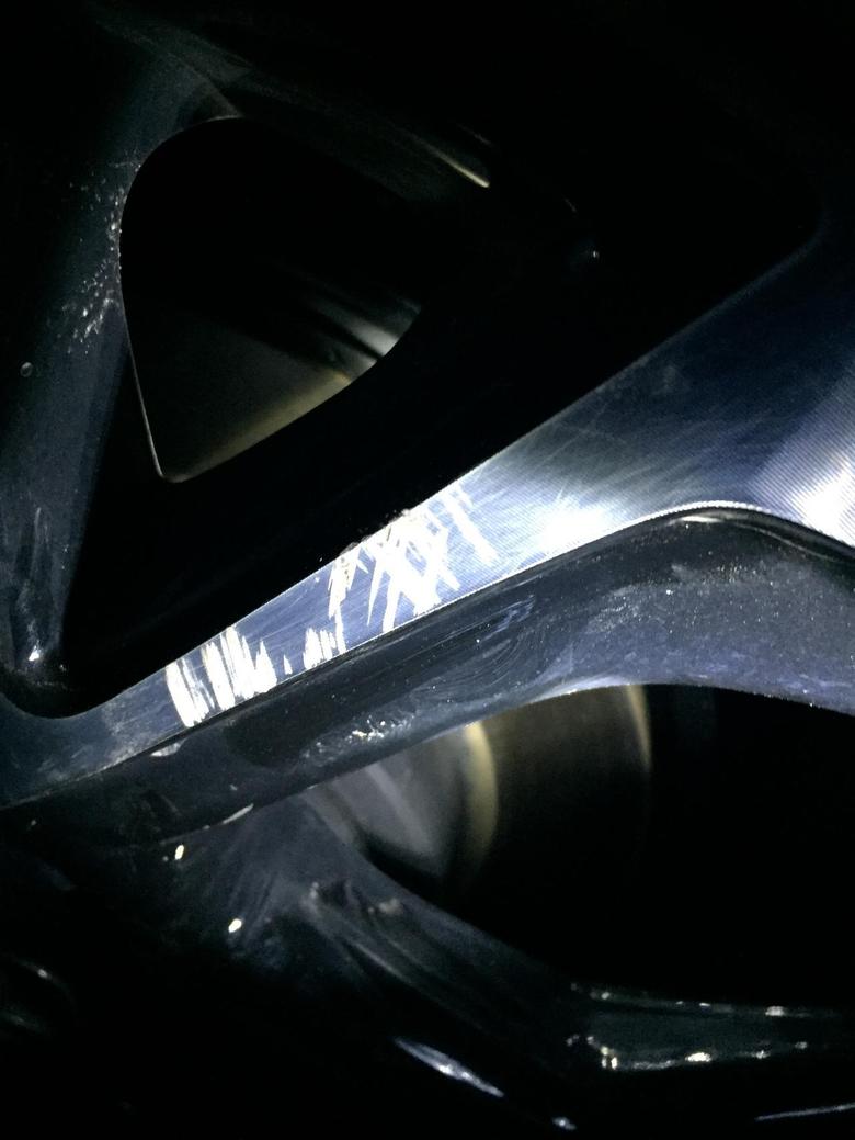 奕泽izoa轮胎钢圈挂了几道痕，怎么修复，会不会生锈，请教各位车主。