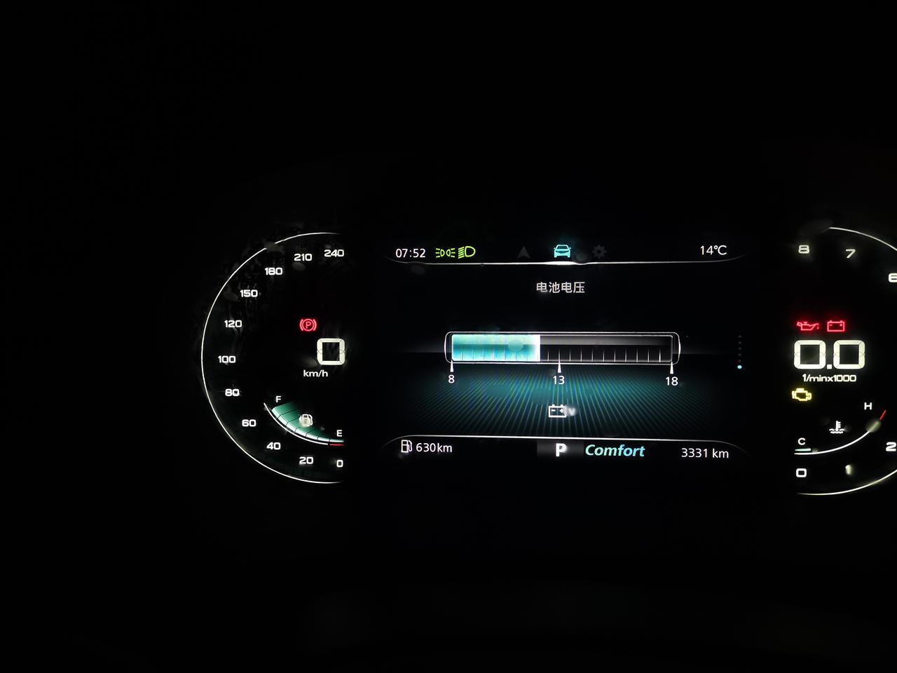 荣威rx5 max请问各位车友的电压显示是这样的，启动前低于13，启动发动机半分钟就恢复到14左右。是不是电瓶亏电了额?