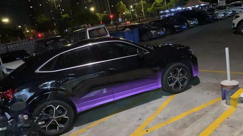 奥迪q3 sportback黑紫搭配，闷骚闷骚的。