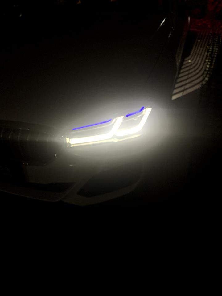 宝马5系phev新款5系的激光大灯，实灯比照片帅的多，晚上是深蓝色的。巨帅，作为一个车主，没后悔选装激光大灯