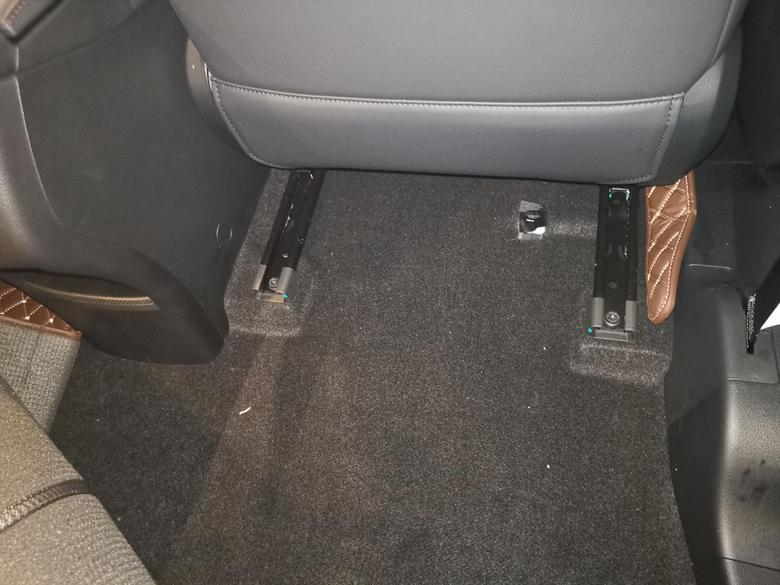 传祺gs4 plus副驾驶座下的地毯是固定死的，根本就拽不起来，也看不到插卡的地方，有车友插了卡了吗？能给上图说明一下吗？