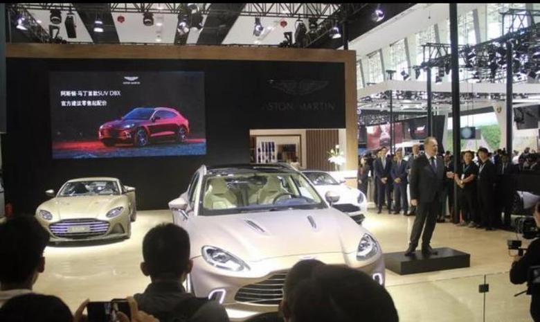 阿斯顿·马丁，一个专做豪华超级跑车的车企，今年在广州车展上亮相了家族旗下首款SUV车型——阿斯顿·马丁DBX，耀眼上市了喔！目前仅推出一款车型为4.0T基本型，售价高达237.80万，一目了然，它将来必定是宾利添越和兰博基尼的Urus的强有力的竞争对手。