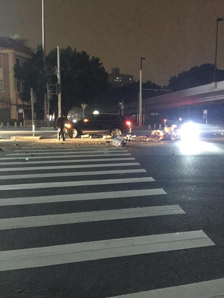 途观l phev昨晚广州六二三路，因为交通信号灯故障，引起的车祸，一辆大众SUV（绿牌）跟一辆出租车（绿牌）相撞，大家觉得哪辆车撞的比较严重，ps：这辆大众应该是途观L吧？