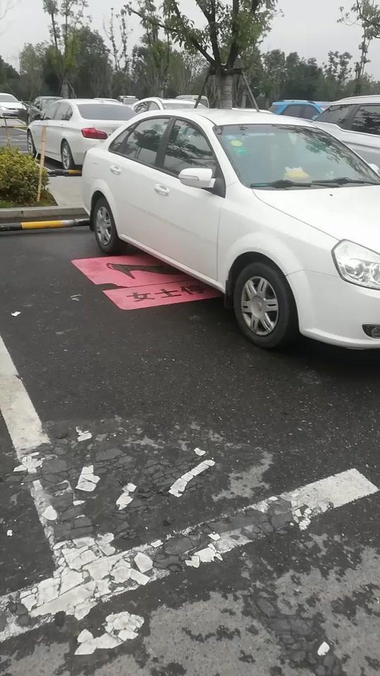 凯越女士专用停车位，也太宽了吧????