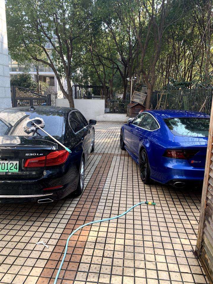 宝马5系phev上海今天洗车80一辆太奢侈了。果断回家自己动手变向赚了160