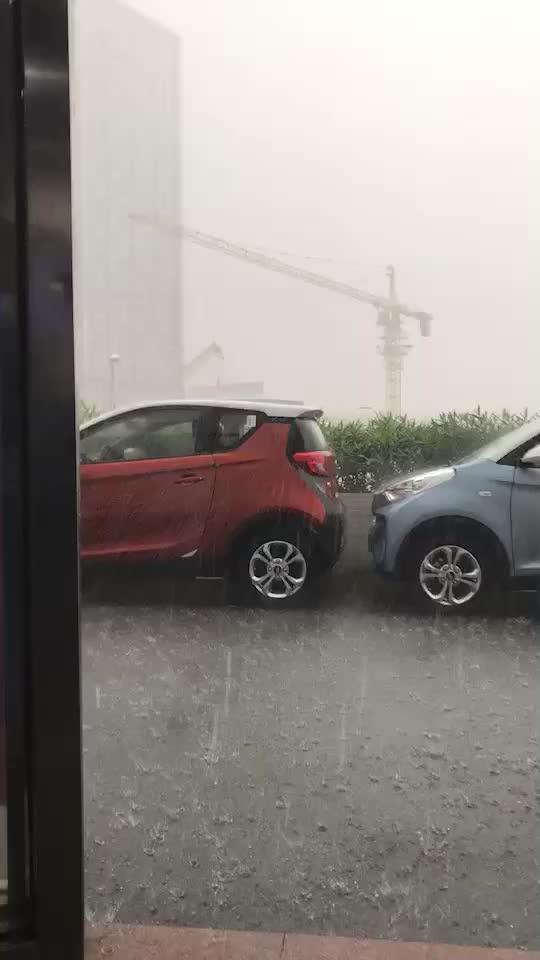 小蚂蚁今天广州好大的雨啊！跟盆倒下来一样我的客户朋友们在路上开车要注意安全后视镜如果会挂水影响视线可以