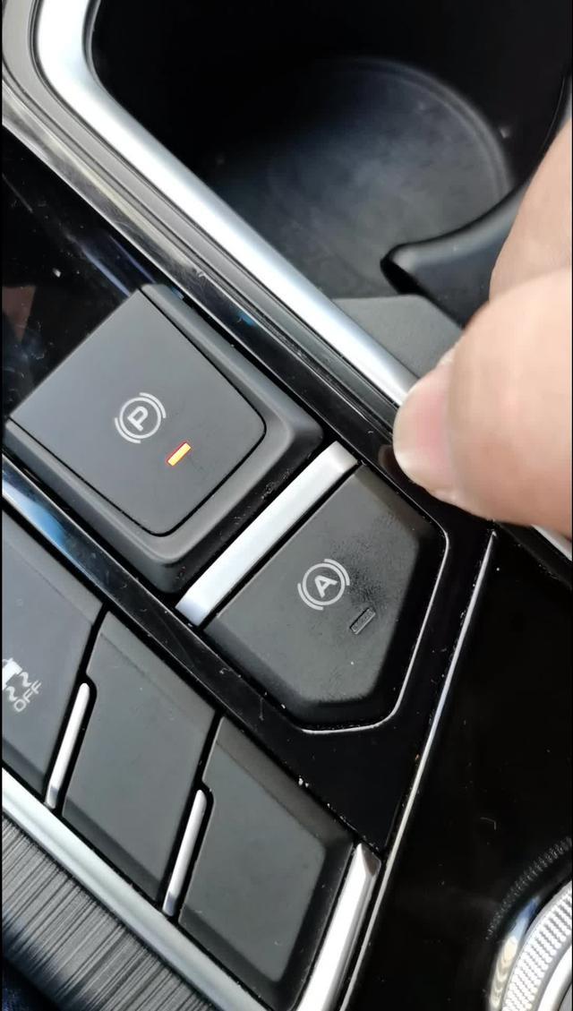 星越各位车友你们的自动手刹按钮是按下去慢慢弹上来还是跟其他按键一样跟清脆的弹上来。
