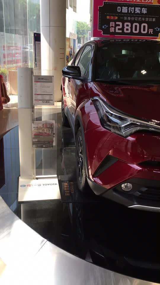 奕泽izoa来一汽丰田的店里带大家逛逛车，突然就被奕泽车顶这优惠宣传给吸引住了。