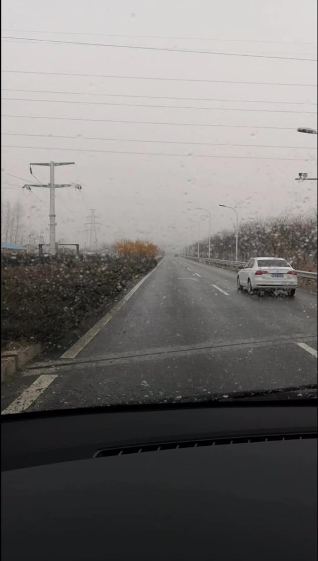 奔驰v级北京的冬天，下起雨雪，车内温暖如春。