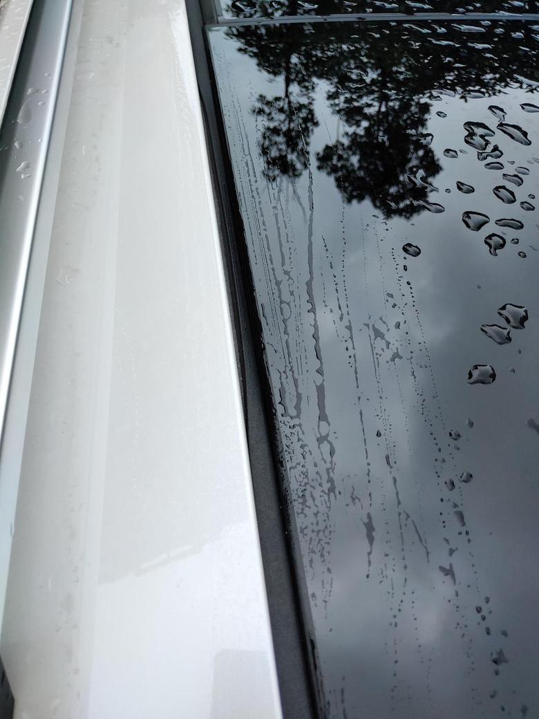荣威rx5 max大家给看看，天窗边条有点翻边问题大不？能修复吗？之前提车没注意，今天下雨去检查的时候发现的。不过已经经历几场暴雨了，没漏雨痕迹。