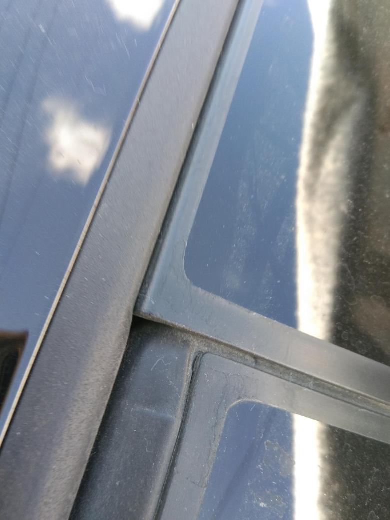 荣威rx5 max你们的车子全景天窗接口处有这么大的洞吗？