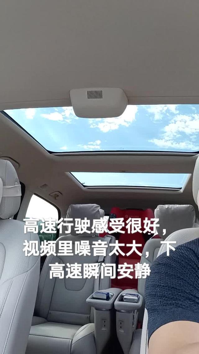 奔驰v级北京几天的雨，洗净天空，阳光明媚，奔驰V260高速好开，噪音有点大。