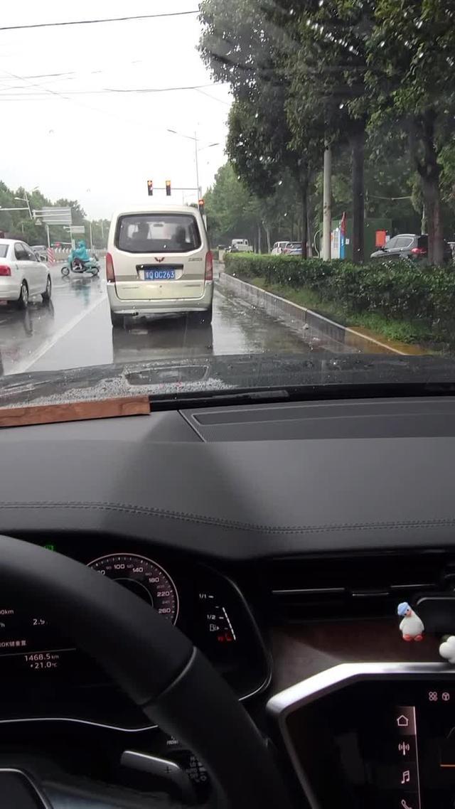 奥迪a6(进口)今天下雨刷刮雨嘎吱嘎吱响，2000公里的新车按道理雨刷不会那么快老化啊。各位车友分析下哪的问题！