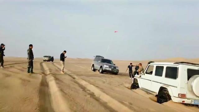 奔驰g级amg在罗布泊软沙区，大G变沙漠骆驼#奔驰大g