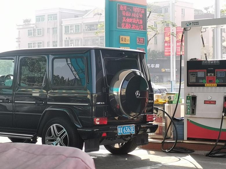 奔驰g级amg在广东加油站碰到一台奔驰AMGg63，还带着一颗巨大的v8心脏