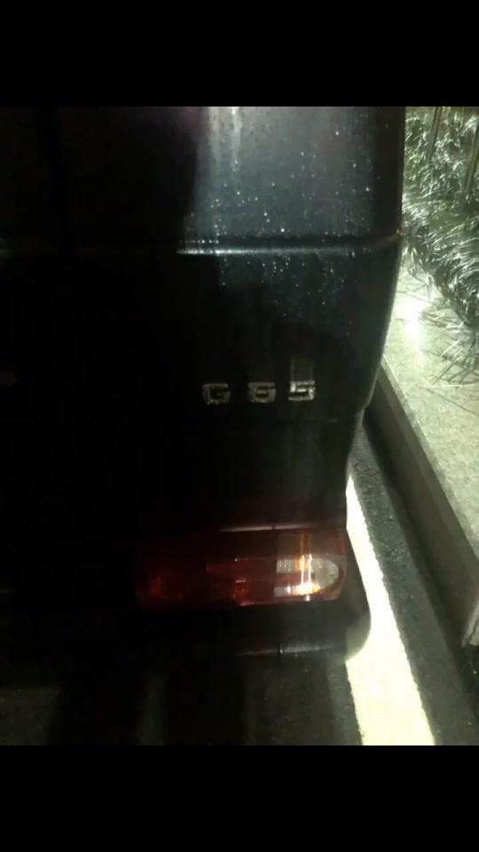 奔驰g级amg。。。上个视频有的朋友不信这是台真G65。。发点照片证明下。。是台新车。。G65选配了点东西全国也不多见