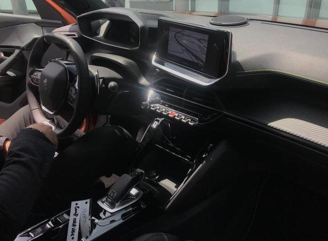 标致e2008 目前国产车型的内饰尚未曝光，但预计将与海外车型保持同步。参考实车来看，新车同样采用了标致508等车型相似的家族设计，充满了“法式科技感”。官方将这样的设计称为3Di-Cockpit沉浸式座舱，包含有双辐式运动方向盘、10英寸中控液晶屏以及采用三维投影显示的仪表，中控部分按键采用横向排布。