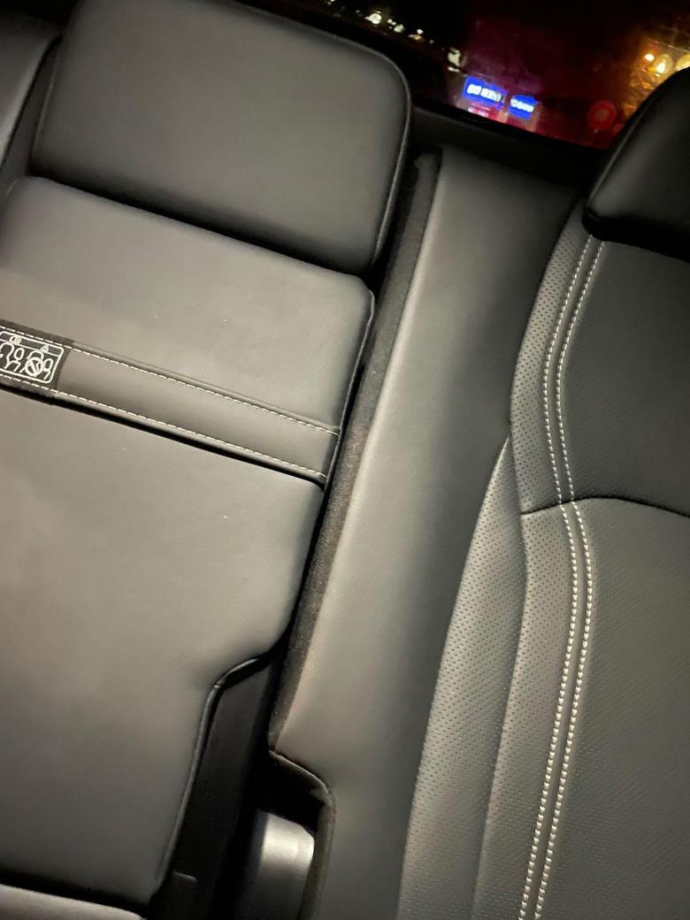 雷克萨斯rx新车提回来发现后排右边的座椅和中间的座椅缝隙特别特别大，这算是正常吗还是瑕疵品？
