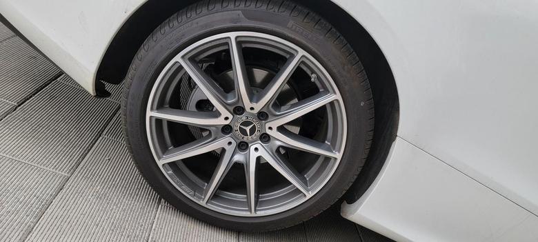 奔驰e级(进口)E300coupe,轮胎为什么是倍耐力的？不应该是米其林的吗？