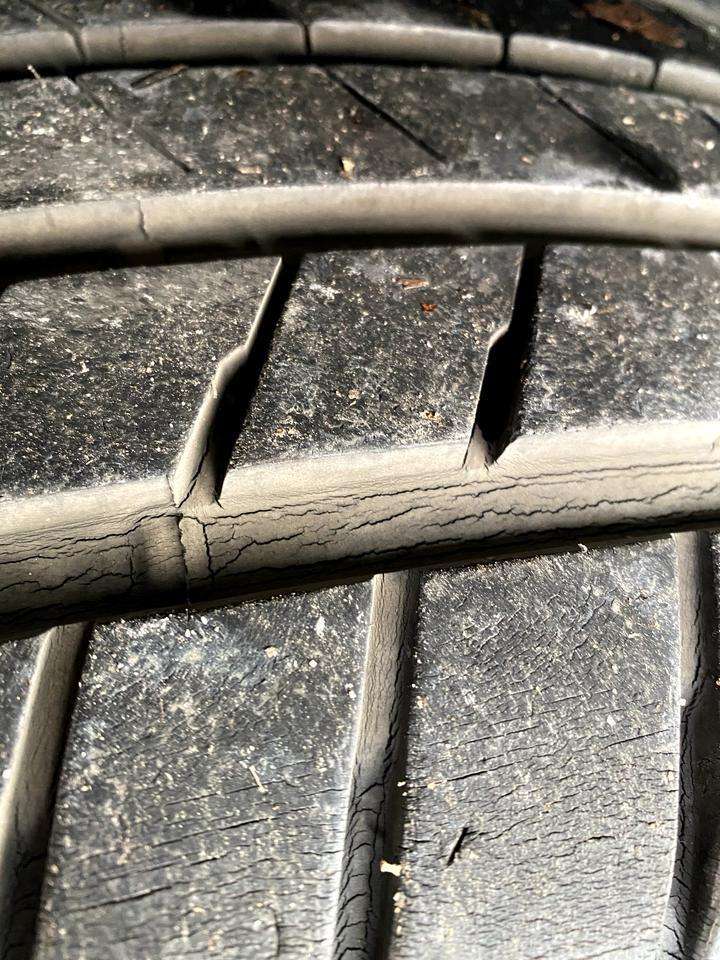 宝马x4提车一年半跑了13000公里，轮胎超多裂纹，联系4S店无果，轮胎不在质保范围内。然后我就联系了普利司通厂家，昨天开到了检测点去检测，应该有希望理赔。