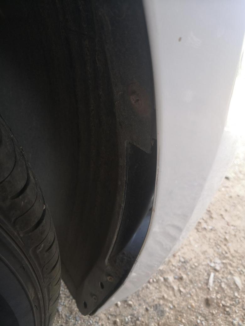 悦动这样的保险杠角蹭了，如果换个新的保险杠，还需要换轮胎上面的那个黑挡板嘛？会不会恢复以前的样子？