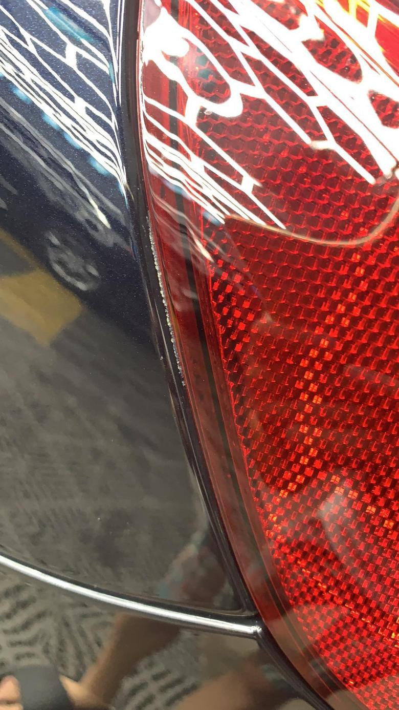 宝马x4提车半个月没上牌，发现尾灯位置有掉漆，这种情况怎么办？