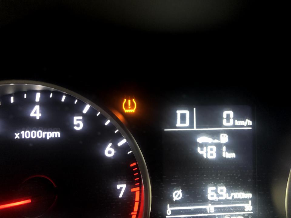 悦动这两指示灯亮了是什么个问题新车不到五千公里