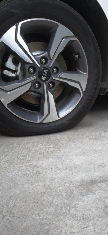 起亚k3买车一个月，放着轮胎透气了，保修吗？还是自己去修？漏完了