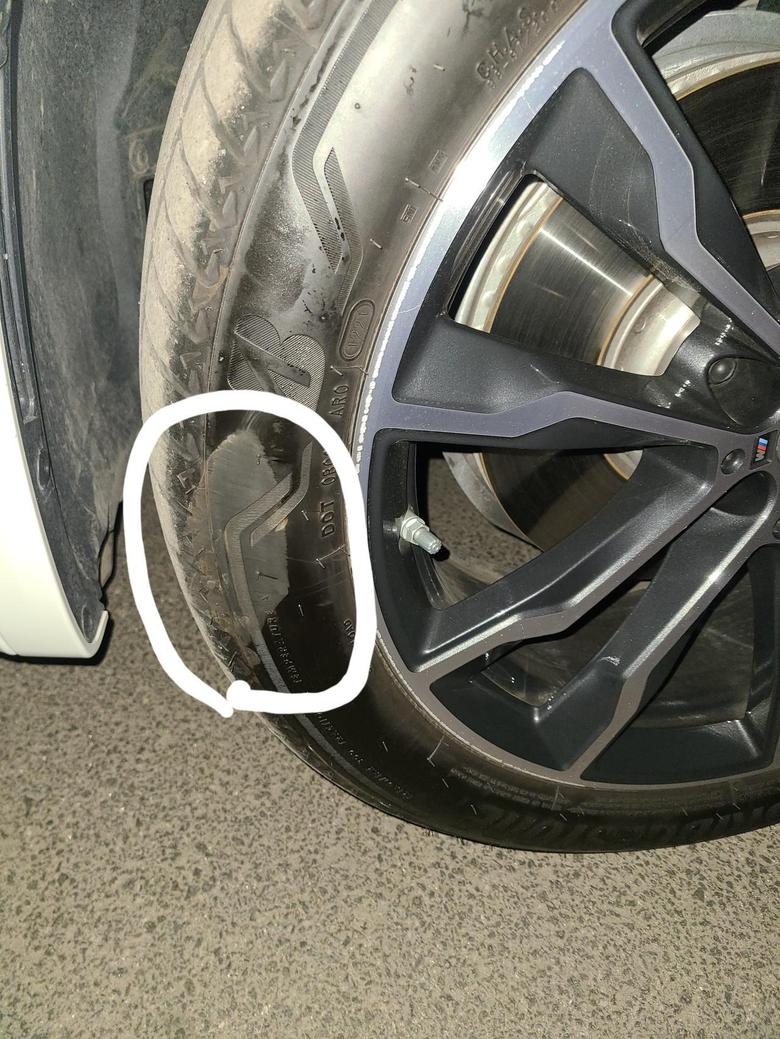 宝马x4车友们，昨晚倒车不小心蹭到马路牙子了。轮胎蹭了一下。大伙给看看这个有没有问题