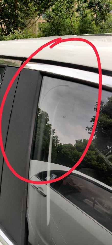起亚k3只要下雨，玻璃车窗内密封条处会有水痕，你们的也会这样吗？还是说密封条压的不紧实？