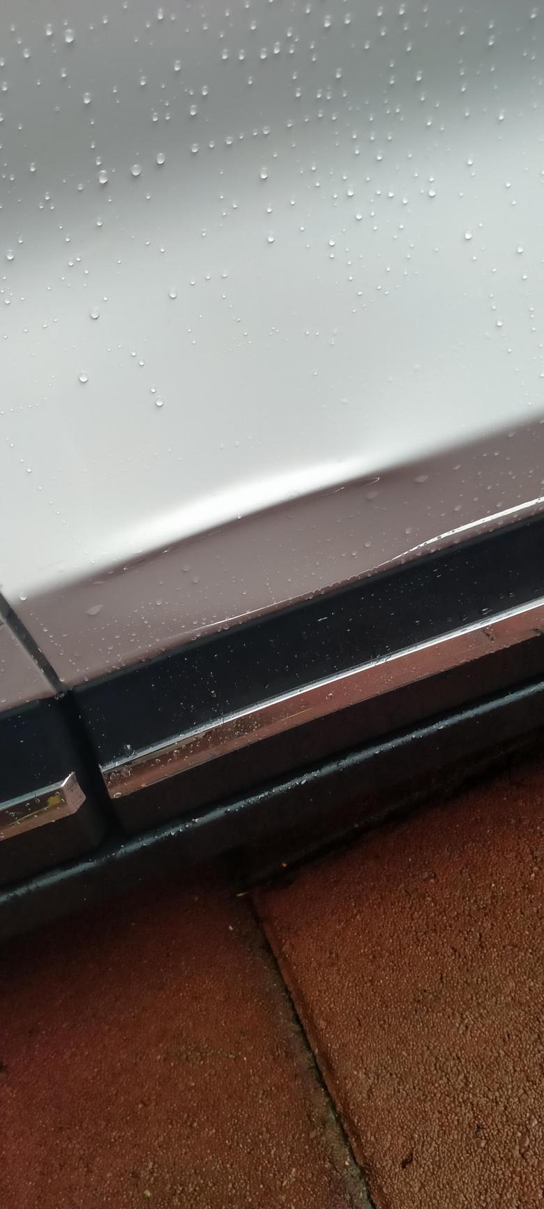 帝豪s昨天提车今天倒车就蹭到了一点，这样需要去修复吗，油漆是好的，铁皮有点薄啊，去修要多少钱？？？