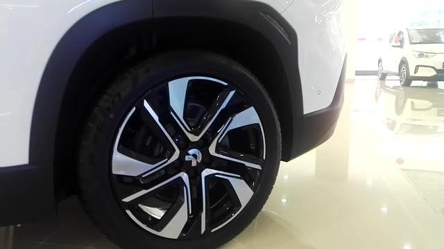 蔚来es6新能源汽车的车轮轮毂设计非常运动？
