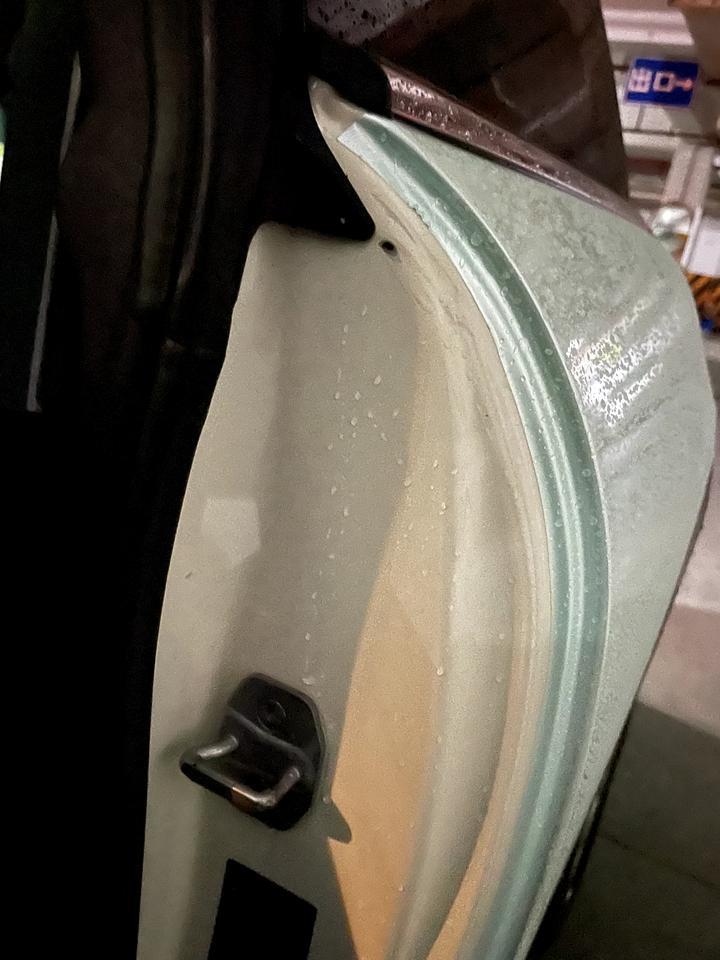 您好请问MINI关门的地方油漆磨损，二手车商说是通病，这是正常现象吗？