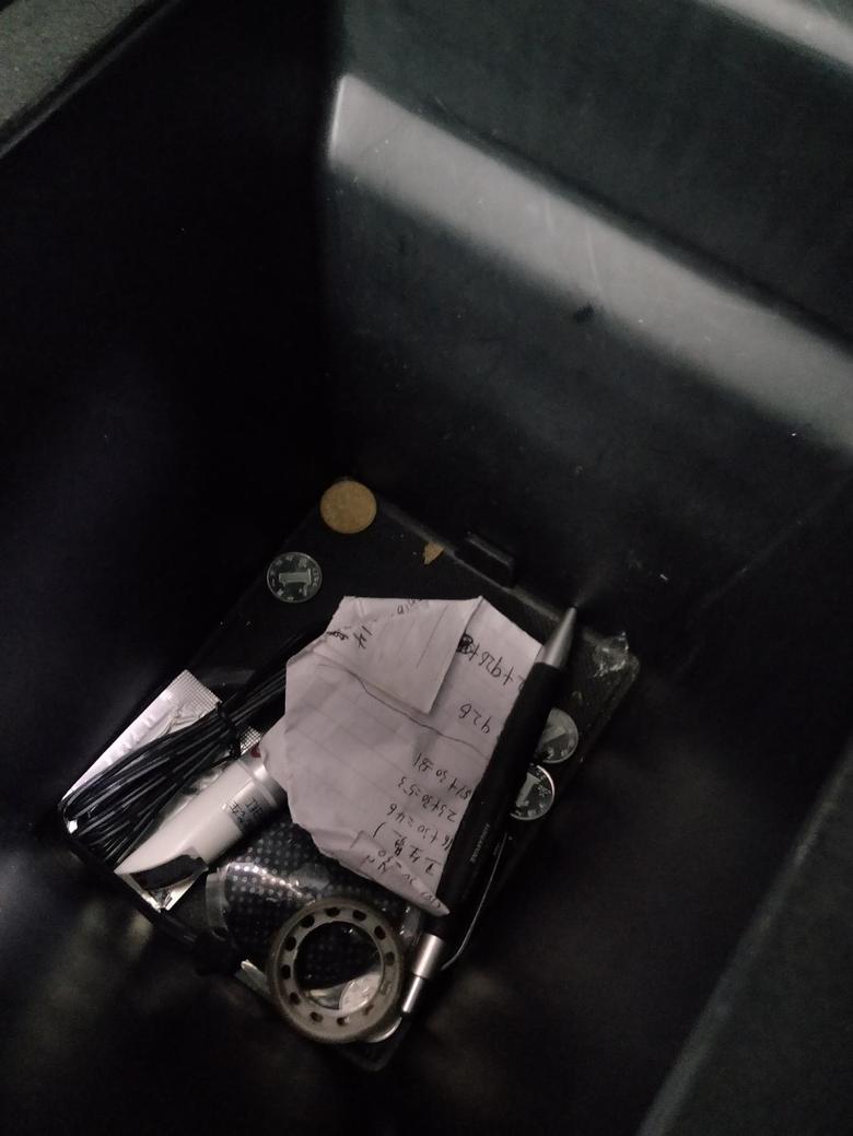 哈弗f7行车记录仪，插孔我这个手扶箱里面怎么没有，i型