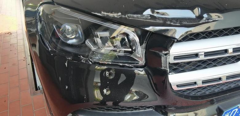 奔驰gls刚提没一个月就被一个货车倒车给撞了，换了前保，大灯，机盖，以后二手车卖的话会折损多少。
