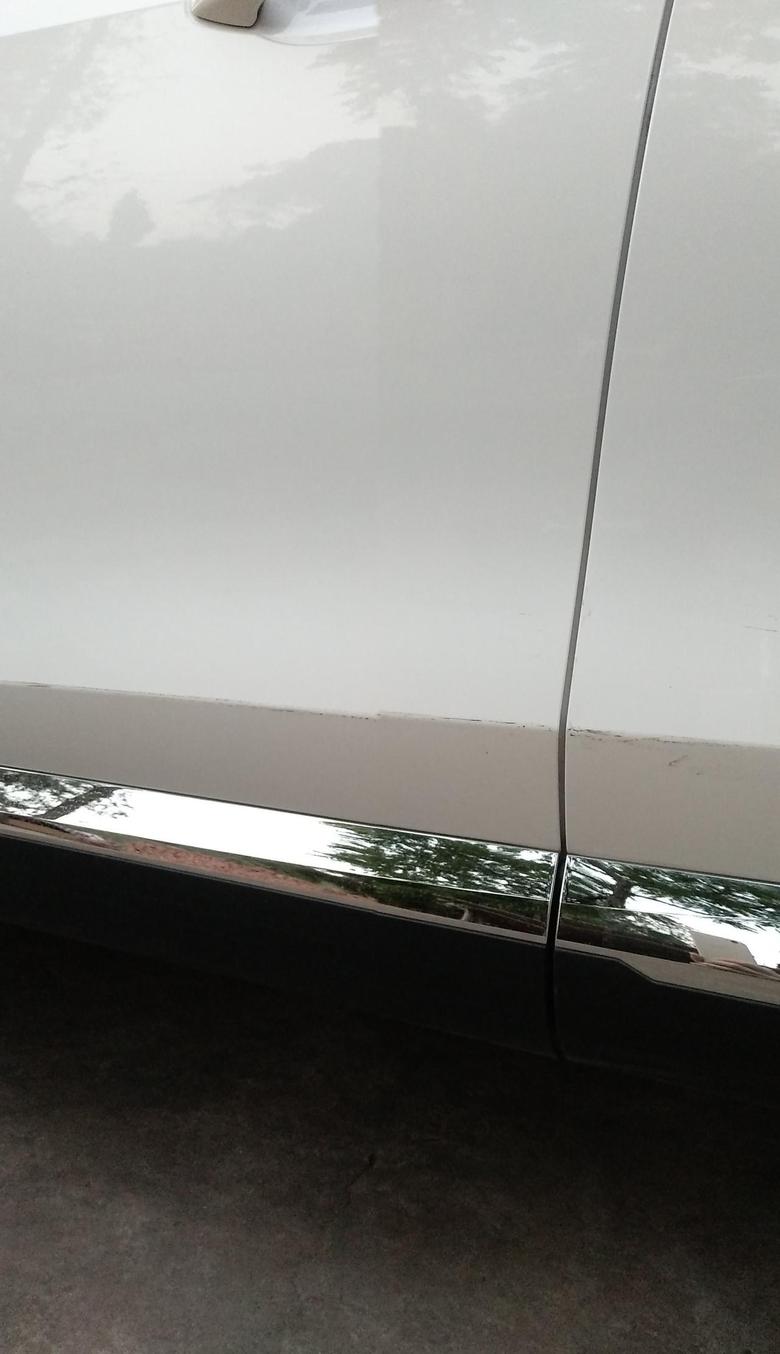 哈弗f7两个车门被乱花了，有两颗米大的漆刮到见黑了，后车门撞凹了点，修下大概要多少钱对门内有零件有影响吗