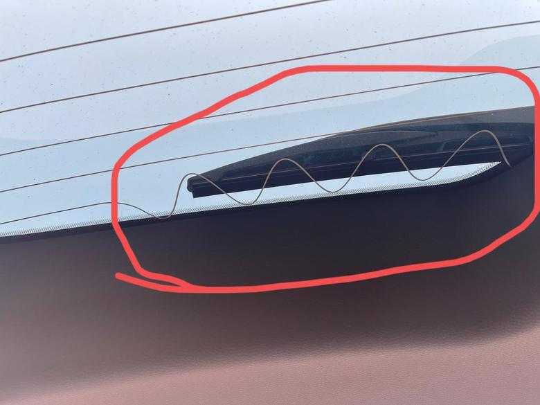 领裕我想问一下各位车主，后备箱玻璃的加热电丝，右边的是波纹状的形状吗？左右不对称的那种。