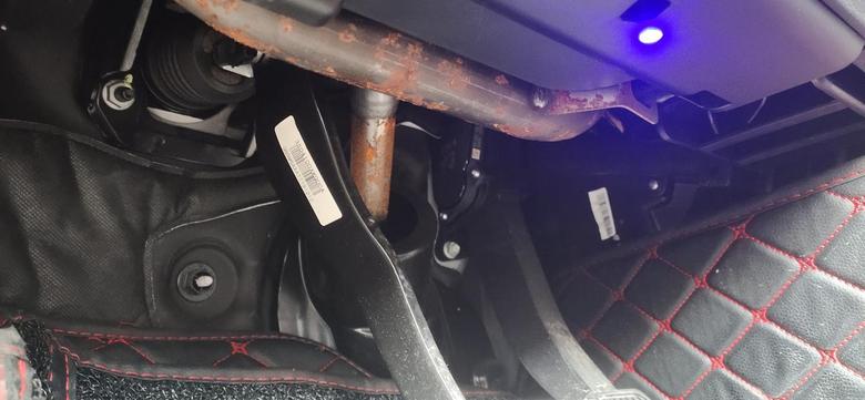 哈弗f7一年半的车，偶然发现刹车上面这个铁管都锈了，你们的呢？