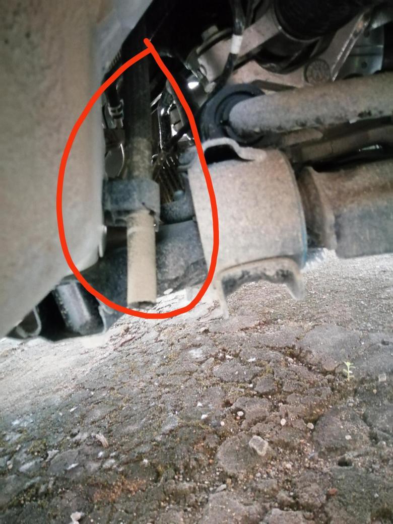 哈弗f7车友们好，有车友知道这个管子一直滴水是什么原因吗，这个管子在右前轮旁边