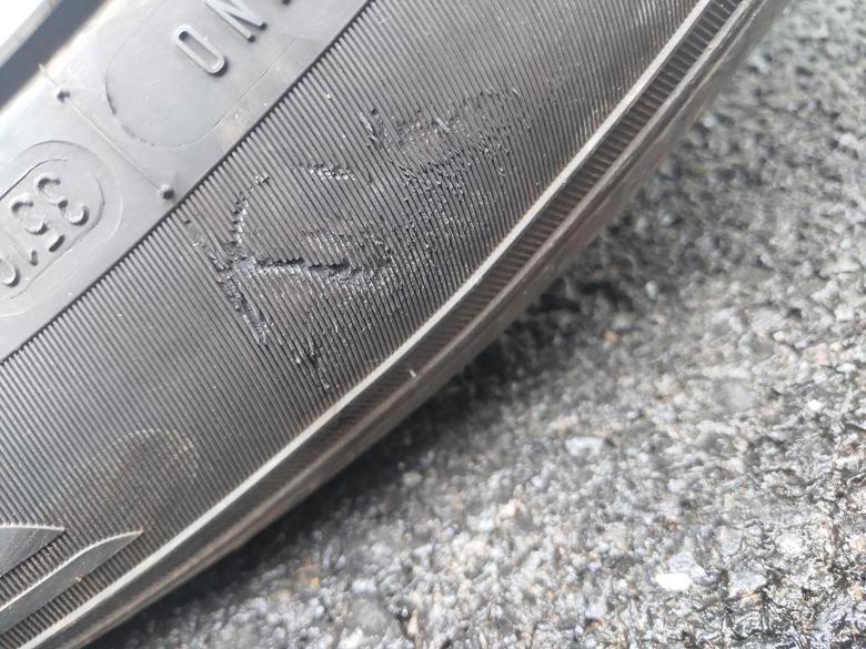 哈弗f7轮胎侧面磨损，情况如图，请问轮胎方面的行家，这种情况是否需更换新轮胎。