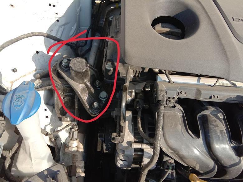 起亚k3车友们请赐教红圈中固定发动机的位置叫什么？