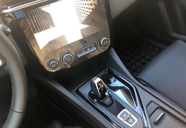 领克02的内饰我很喜欢，之所以把它评为最佳，是因为内饰很好看，而且内饰配置很实用，比如车里大屏幕下方有个槽可以给手机无线充电。